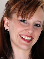 Curly and curvy Mirri has stunningly hairy snatch